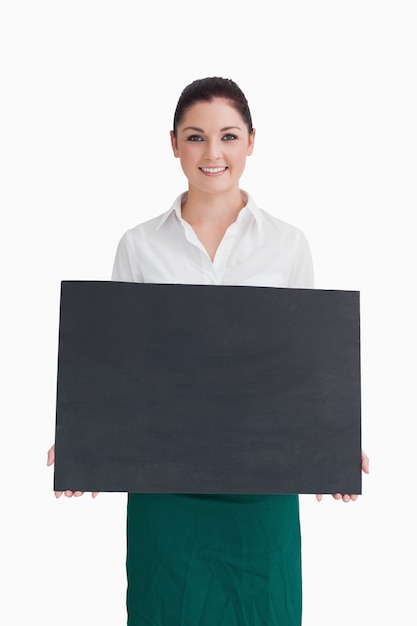 Sonriente mujer sosteniendo un panel negro