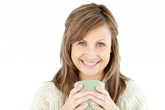 Sonriente mujer sosteniendo una taza de café