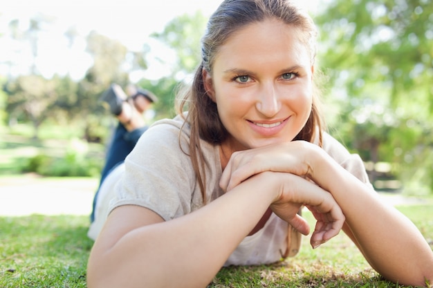 Foto sonriente mujer tumbada en la hierba