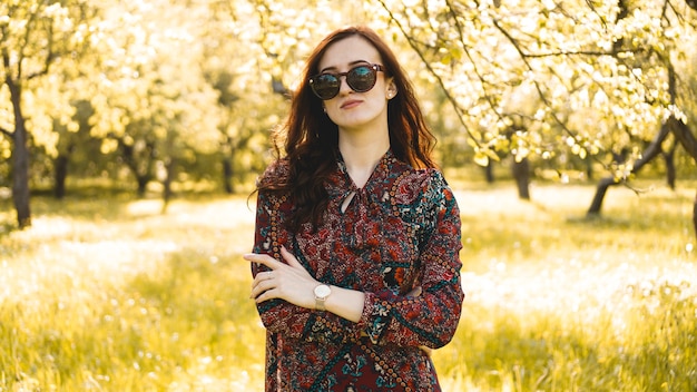 Sonriente mujer de verano con gafas de sol