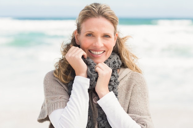 Sonriente mujer vestida con ropa de invierno