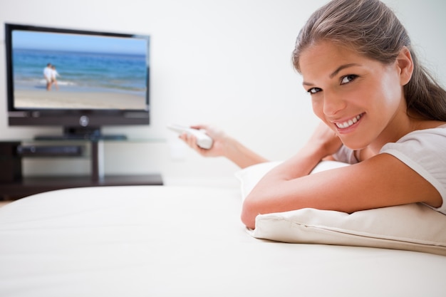 Sonriente mujer viendo la televisión