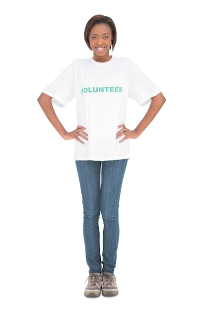 Sonriente mujer vistiendo camiseta voluntaria