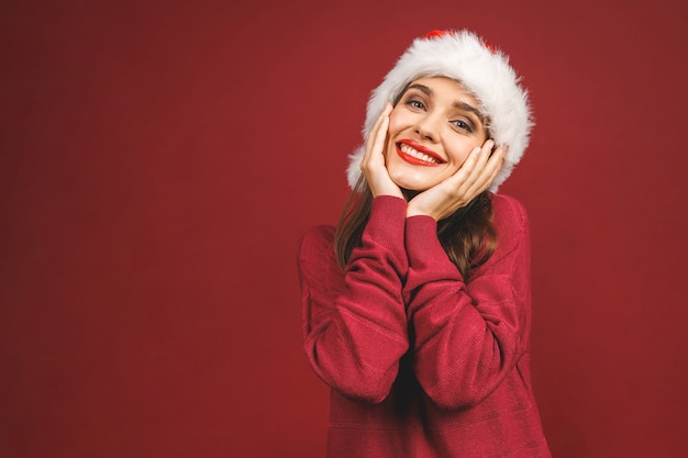 Sonriente niña feliz en Navidad gorro de Papá Noel