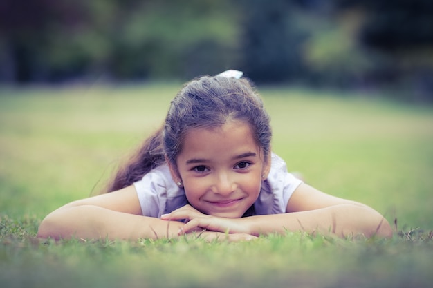 Sonriente niña mirando a la cámara