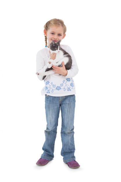 Sonriente niña con su lindo gatito