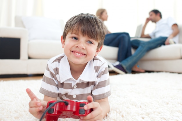 Sonriente niño jugando videojuegos