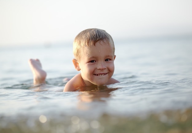 Sonriente niño en el mar