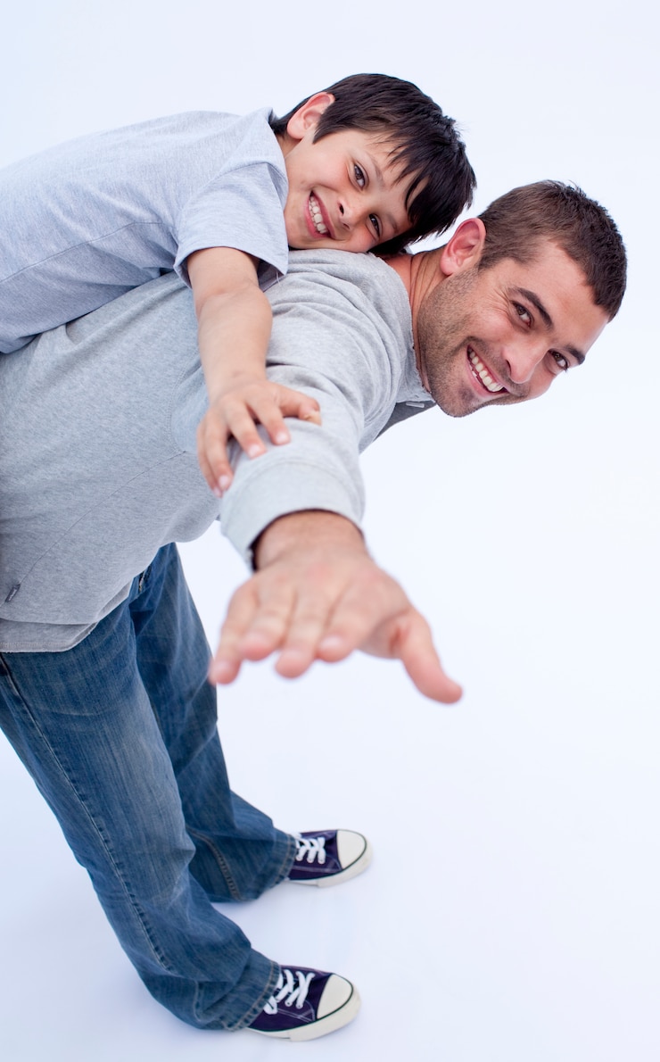 Foto sonriente padre e hijo jugando juntos