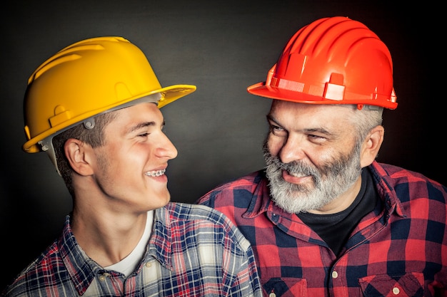 Sonriente padre e hijo