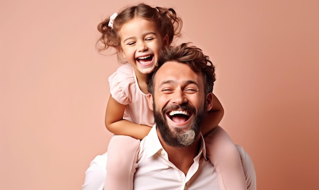 Sonriente padre feliz y niña cargando sobre los hombros sobre fondo rosa