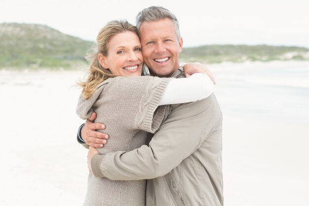 Sonriente pareja abrazándose