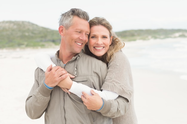 Foto sonriente pareja abrazándose