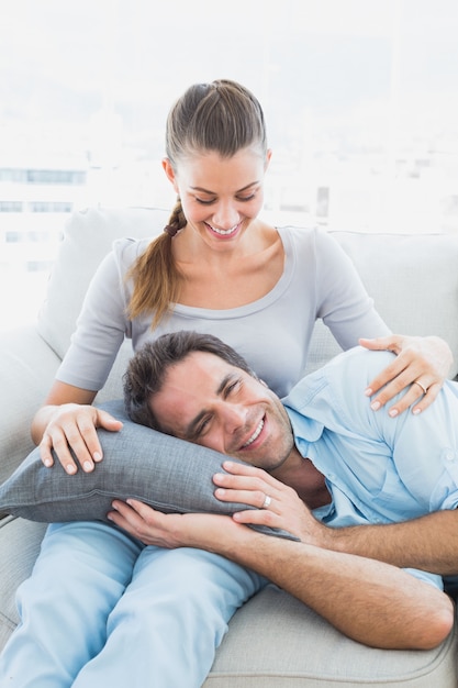 Foto sonriente pareja descansando en el sofá junto