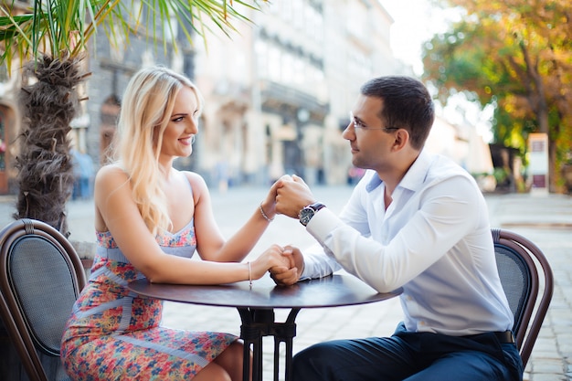 Sonriente pareja de enamorados al aire libre