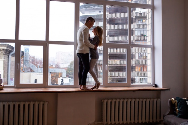 Sonriente pareja de enamorados en el interior