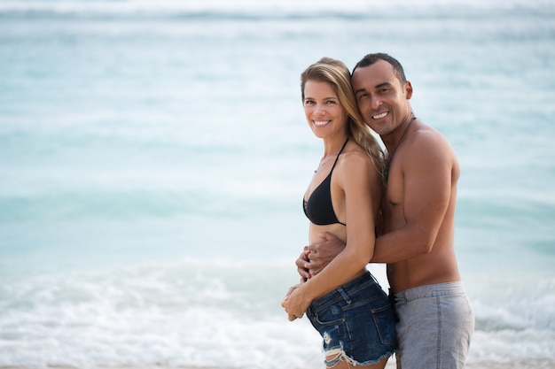 Sonriente pareja encantadora de vacaciones