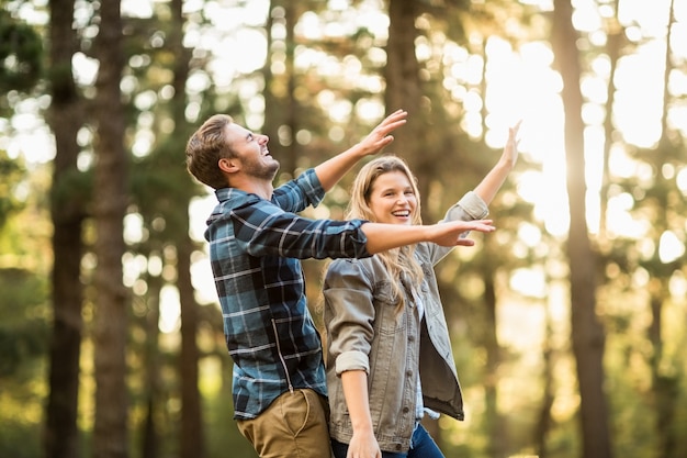 Sonriente pareja feliz bailando