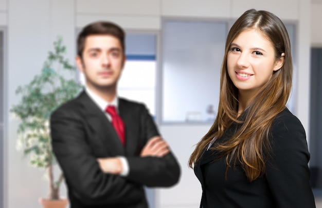 Sonriente pareja de hombres de negocios