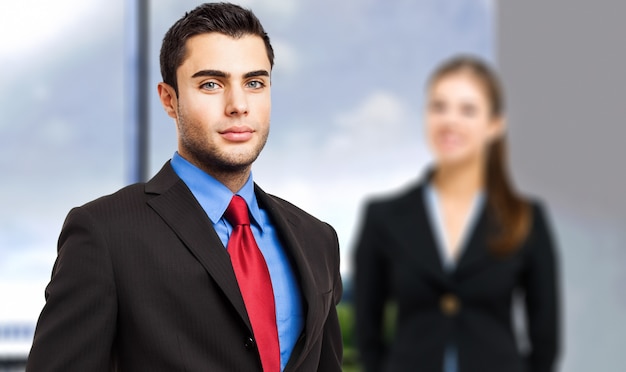 Sonriente pareja de hombres de negocios