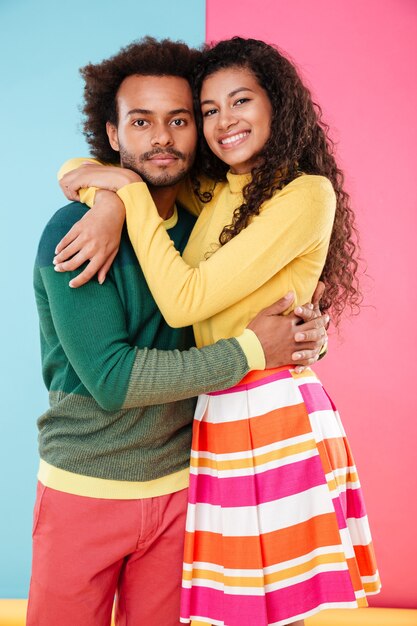 Sonriente, pareja joven africana, posición, y, abrazar