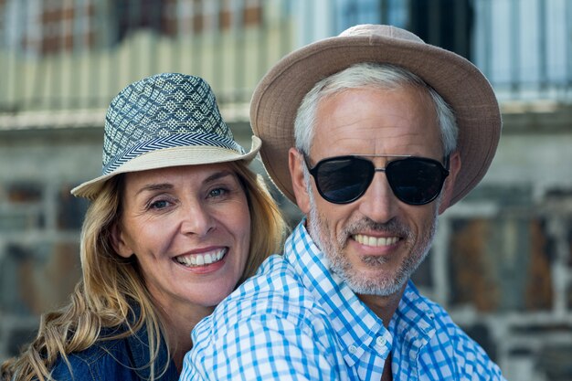 Sonriente pareja madura en la ciudad