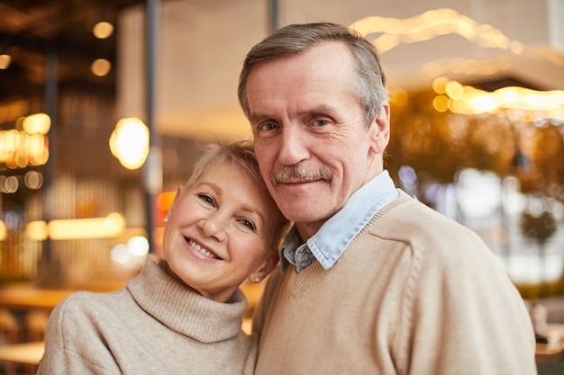 Sonriente pareja madura en restaurante