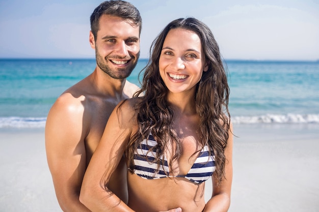 Foto sonriente pareja mirando a la cámara