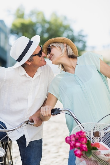 Sonriente pareja a punto de besarse