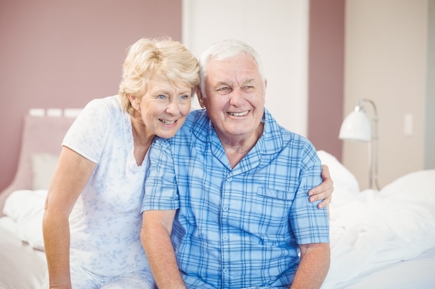 Sonriente pareja senior en casa