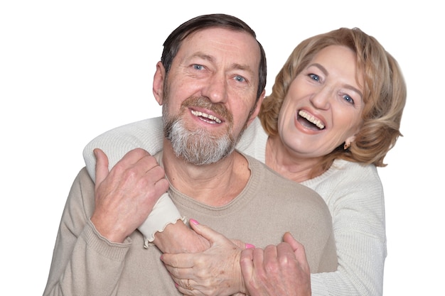 Foto sonriente pareja senior de pie sobre fondo blanco.