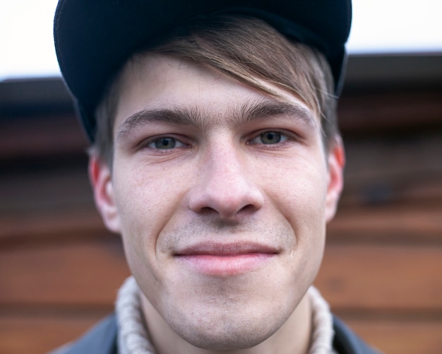 sonriente retrato de chico lindo 21-23 años.