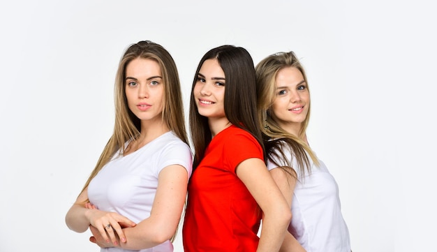 Sonrientes amigas juntas. Grupo de chicas de tres mejores amigas. fiesta de despedida de soltera. vida feliz de los estudiantes. Mujer mostrando emociones faciales positivas. hermosas chicas divirtiéndose en la fiesta.