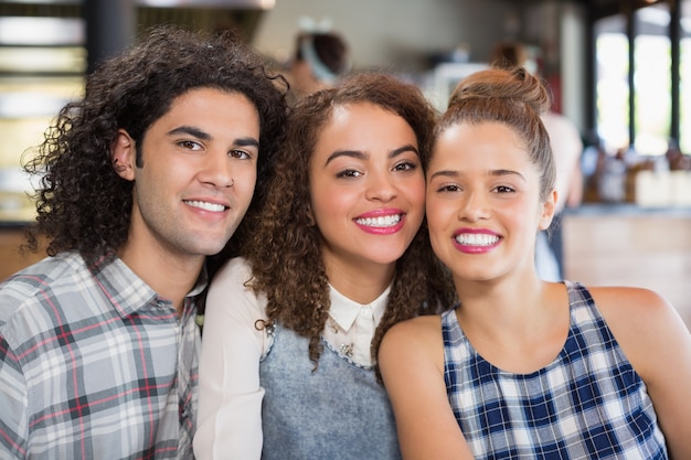 Foto sonrientes amigos sentados en el restaurante