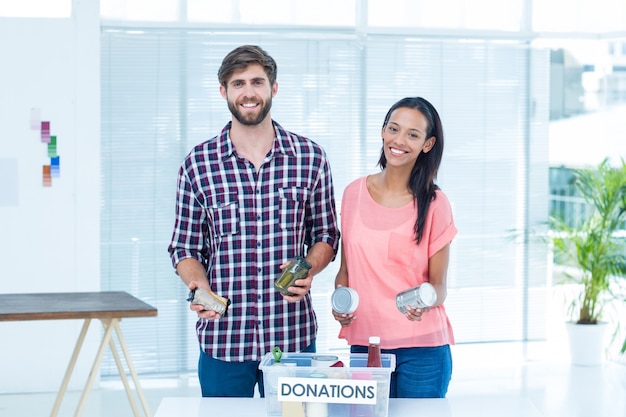 Sonrientes jóvenes amigos voluntarios que separan los alimentos