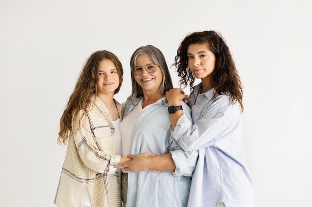 Sonrientes mujeres mayores del milenio y abrazos de chicas adolescentes disfrutan del estilo de vida de tiempo libre