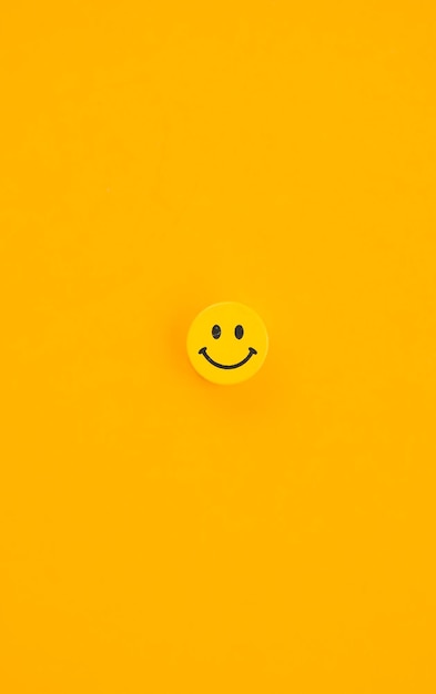 Foto sonrisa amarilla sobre fondo amarillo