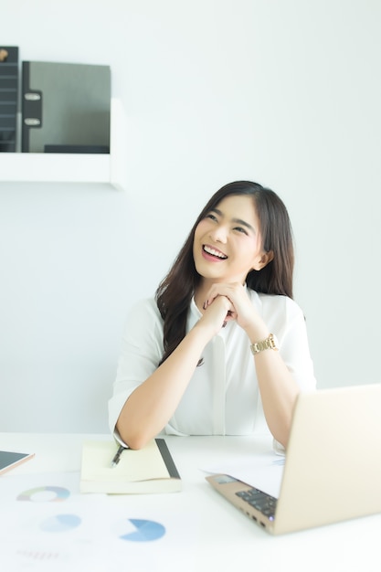 Sonrisa asiática joven de la mujer de negocios