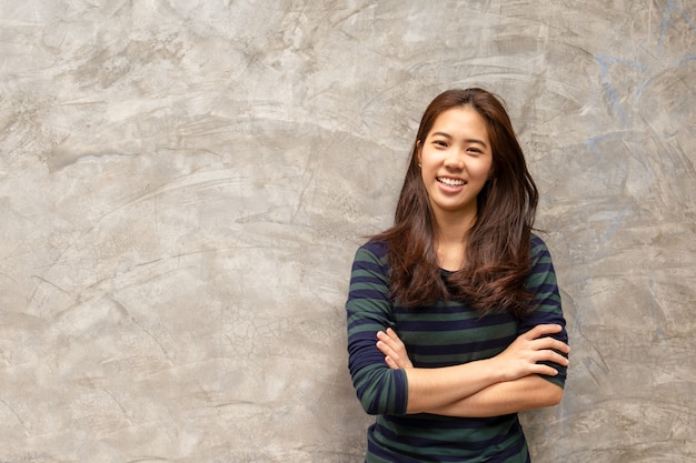 Sonrisa asiática joven de la mujer