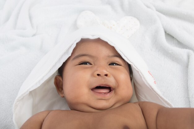 Sonrisa asiática linda del bebé