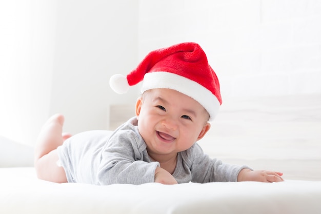 Sonrisa de bebé y gorro de santa