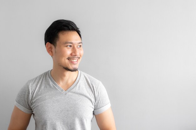 Foto sonrisa y cara feliz del hombre apuntan a presentar un espacio vacío de contenido.