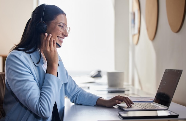 sonrisa de centro de llamadas y mujer con portátil en la oficina para telemarketing comercio electrónico y comunicación consultor feliz y tecnología con auriculares para servicio al cliente soporte al cliente y ayuda en crm