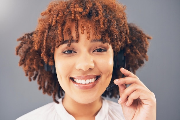 Sonrisa del centro de llamadas y retrato de una mujer negra para el servicio de atención al cliente en línea y consultoría amistosa El negocio de Crm contáctenos y la cara de una trabajadora feliz con auriculares para telemarketing