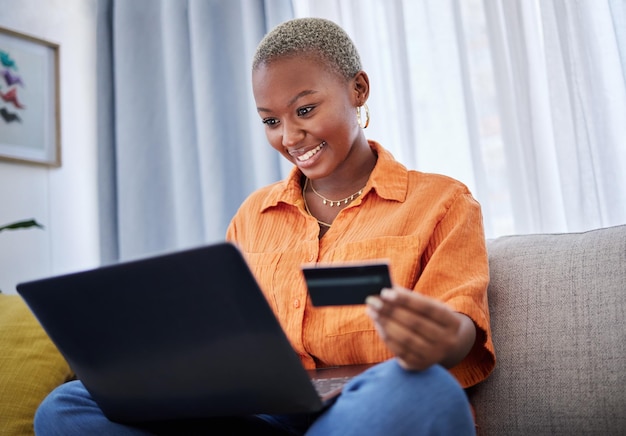 Sonrisa de computadora portátil o mujer negra comprando en línea con tarjeta de crédito para productos digitales con código de descuento Oferta promocional o chica feliz con pago financiero para comprar a la venta en una aplicación fintech en casa