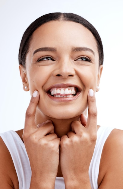 Sonrisa dental y cuidado bucal para mujeres en estudio para blanqueamiento dental, higiene y tratamiento sobre fondo blanco Limpieza oral y niña feliz con carillas invisibles e implantes dentales