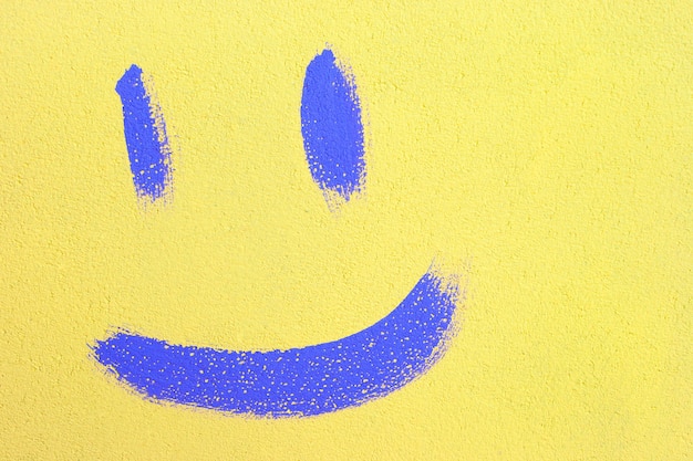 La sonrisa se dibuja con pintura en la pared.
