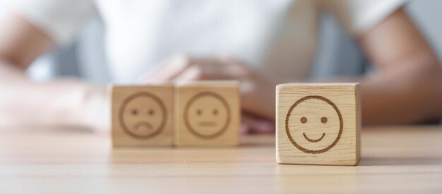 Sonrisa feliz eligiendo del bloque Emoción para la revisión del cliente buena experiencia retroalimentación positiva encuesta de satisfacción evaluación estado de ánimo concepto del día mundial de la salud mental