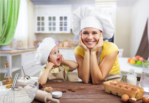 Foto sonrisa feliz familia cocinando en la cocina