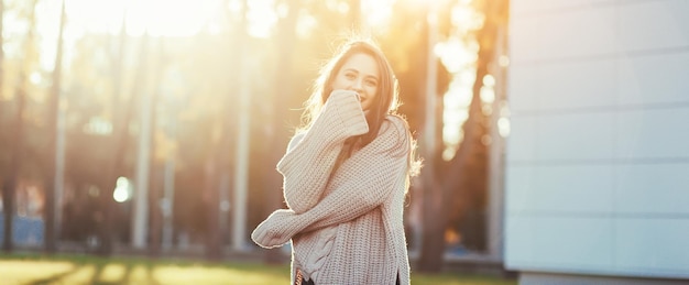 Sonrisa feliz joven de la mujer adulta